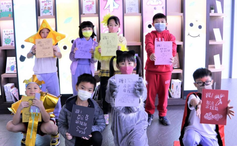 新北市三重五華國小學童在疫情期間和爸媽共同創作屬於自己的繪本，即日起在新北市圖總館展出。　（記者吳瀛洲攝）