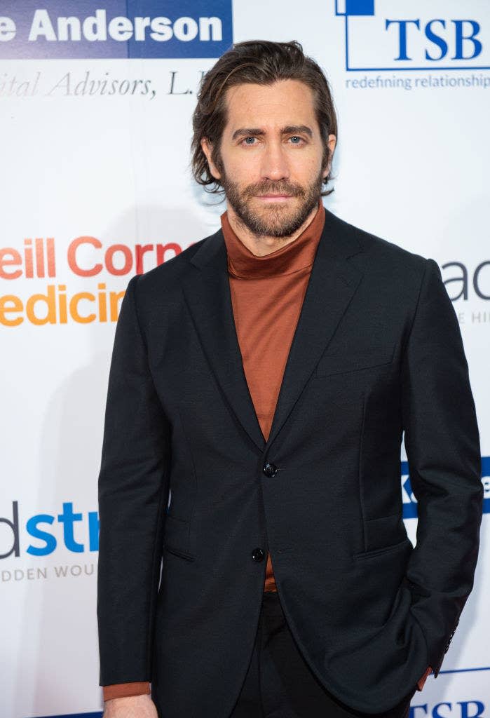 Jake Gyllenhaal on the 7th Annual Headstrong Gala red carpet in a light-colored turtleneck and dark blazer