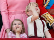 <p>Bei “Trooping the Colour” steht die Queen im Mittelpunkt, denn mit der Parade wird der Geburtstag der Königin gefeiert. Doch die heimlichen Stars sind eindeutig andere: Prinzessin Charlotte und Prinz George. Während ihn die Flugshow am Himmel ein wenig langweilt, kommt sie aus dem Staunen nicht mehr heraus. (Bild: Getty Images) </p>