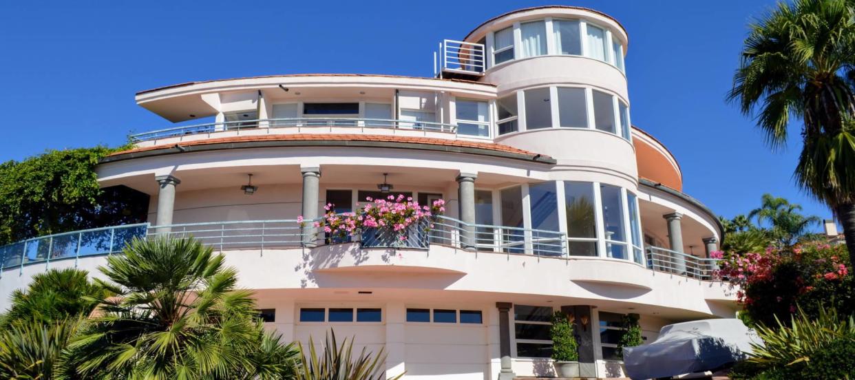 'Everybody's in panic mode': Ultra-rich Americans have mansions that they can't get rid of — so they're renting out their luxury LA homes for as high as $150K+ per month