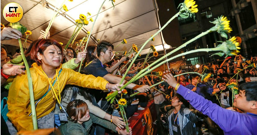 晚會上由學運幹部自舞台上傳遞太陽花，象徵學運精神向外傳遞。（圖／報系資料照）