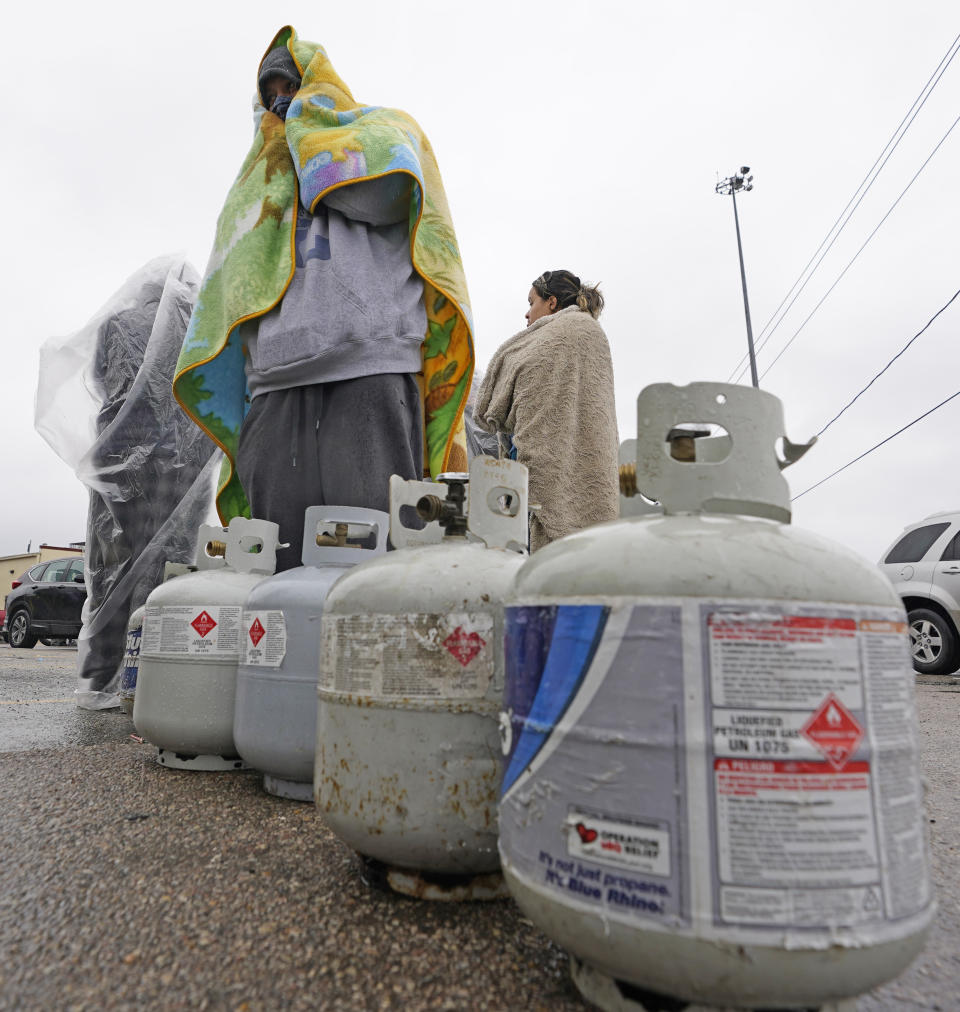 <p>En Houston, muchos tienen que esperar más de una hora bajo una lluvia helada y temperaturas extremas para cargar de gas propano sus tanques y así poder calentarse.</p> 