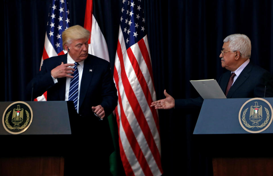 <p>Palestinian President Mahmoud Abbas extends his hand to shake hands with President Donald Trump during a joint news conference at the presidential headquarters in the West Bank town of Bethlehem, May 23, 2017. (Photo: Mohamad Torokman/Reuters) </p>