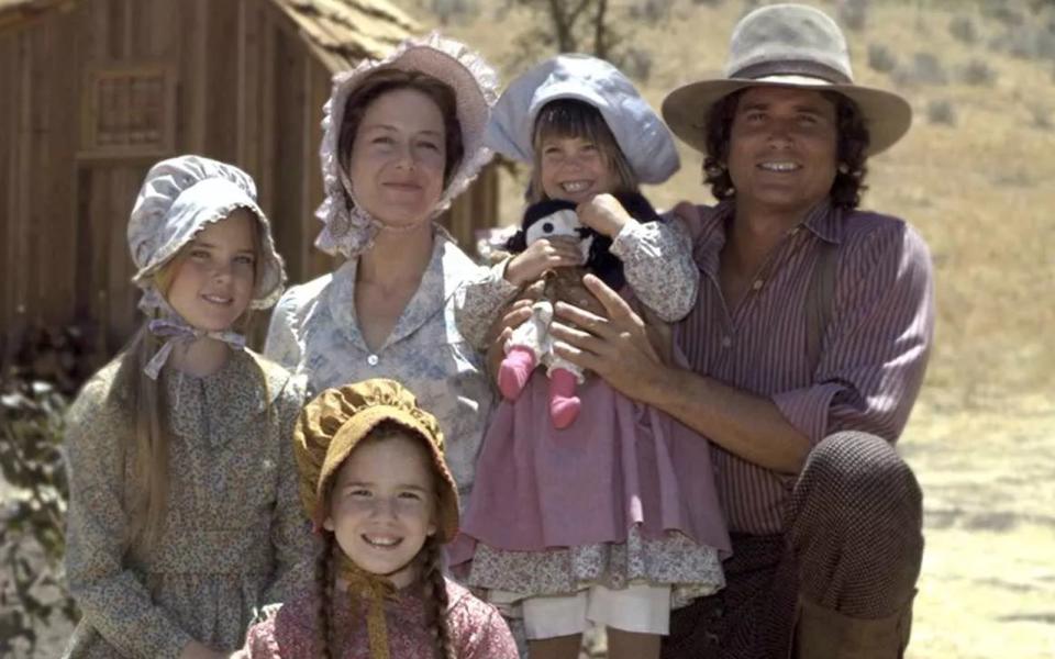 <p>Sie ist zu Beginn der Serie das Nesthäkchen der Familie: Carrie Ingalls (zweite von rechts) wurde abwechselnd von den Zwillingen Lindsay und Sidney Greenbush gespielt. Als die Serie endete, entschieden die beiden damals 13-jährigen Schwestern, ihre Schauspielkarriere zu beenden. Lindsay machte einen Abschluss in Buchhaltung, Sidney als Rodeo-Reiterin Karriere. (Bild: © 1976 National Broadcasting Company, Inc. All Rights )</p> 