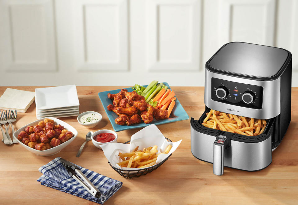 Save 65% on the Insignia Air Fryer - 4.8L this week at Best Buy Canada. Image via Best Buy. 