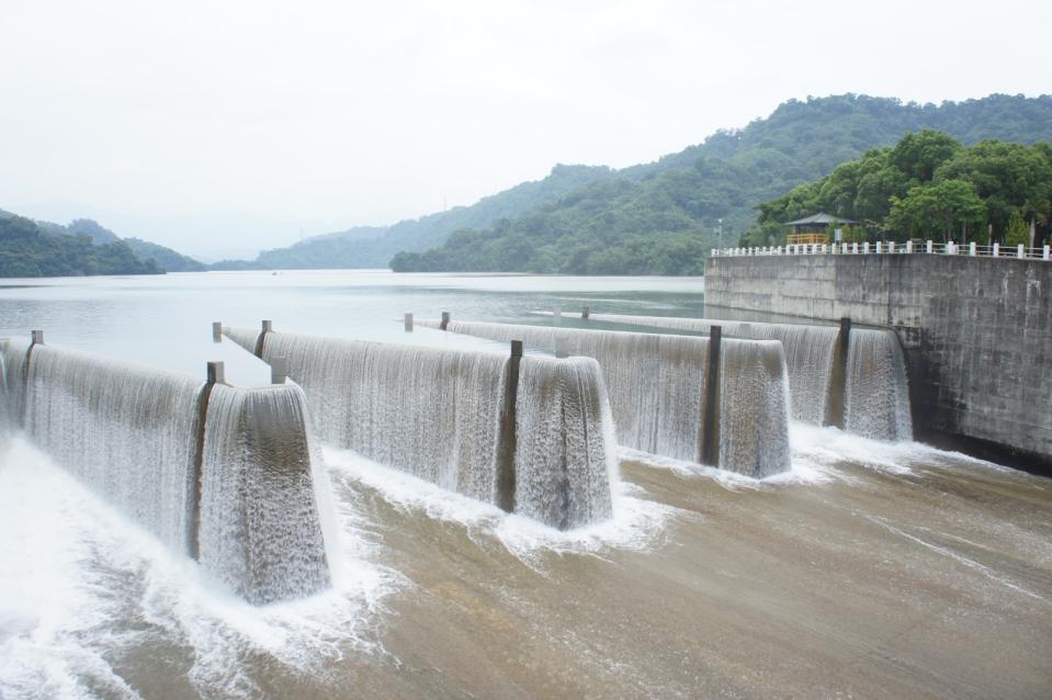 鯉魚潭水庫鋸齒狀溢洪道。水利署提供