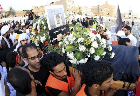 Shi'ite Muslims carry the coffin of a Saudi boy during a mass funeral for victims of last Friday's suicide attack on a mosque, in Qatif, east Saudi Arabia, May 25, 2015. REUTERS/Stringer