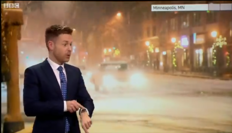 Esta es la cara que se le quedó a Tomasz Schafernaker cuando estaba dando la previsión del tiempo en la BBC, Siri se activó en su reloj inteligente y le llevó la contraria. (Foto: Captura Twitter / @bbcweather)