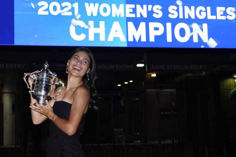 La adolescente británica Emma Raducanu con el trofeo de campeona del US Open.