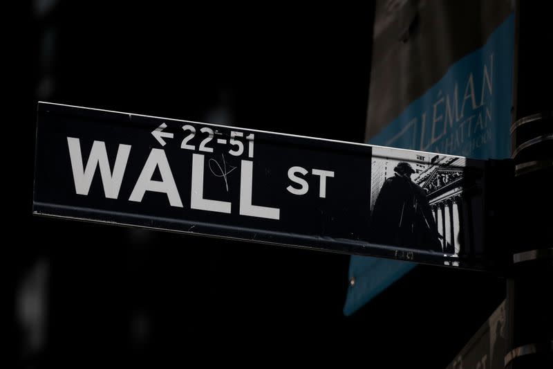 Imagen de archivo de una señal de Wall Street cerca de la Bolsa de Nueva York, EEUU.