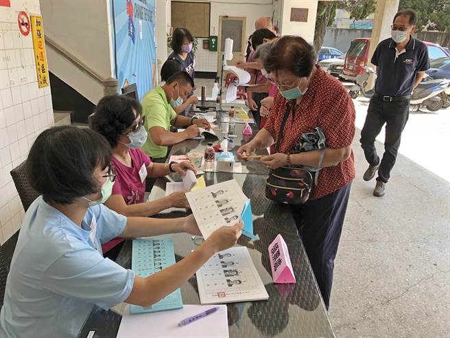 國民黨主席暨黨代表選舉今天投票，一向是藍營鐵票區的金門投票情況踴躍。（李金生攝）