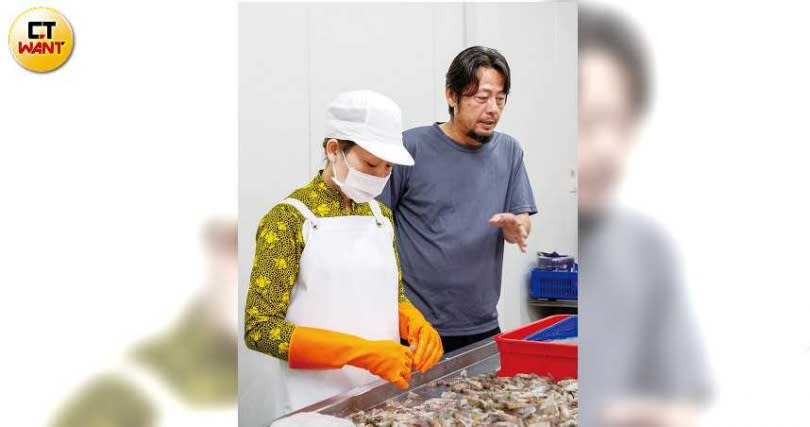 曾以「無毒養殖」登上Discovery專題報導的台南漁民黃國良認為，館長賣的進口蝦品質太差，同樣是冷凍蝦，不如台灣本地現捕急凍來得新鮮。（圖／宋岱融攝）
