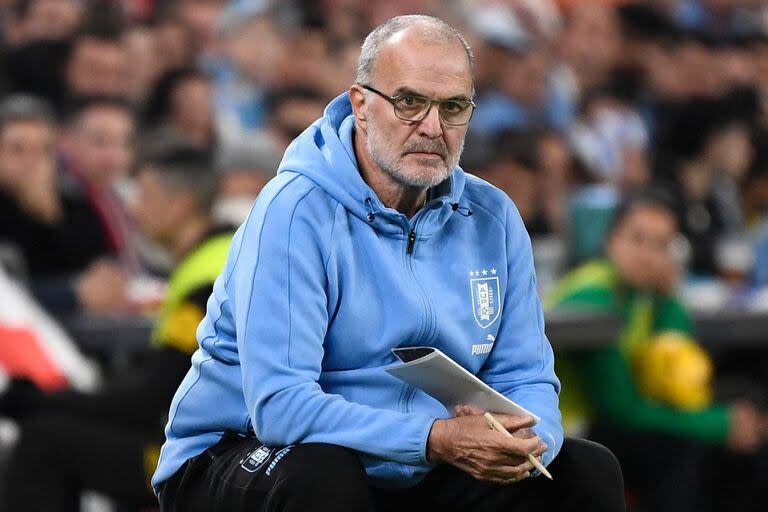 Bielsa, apuntes en mano, sigue sentado en un refrigerador el empate de Uruguay ante Euskadi