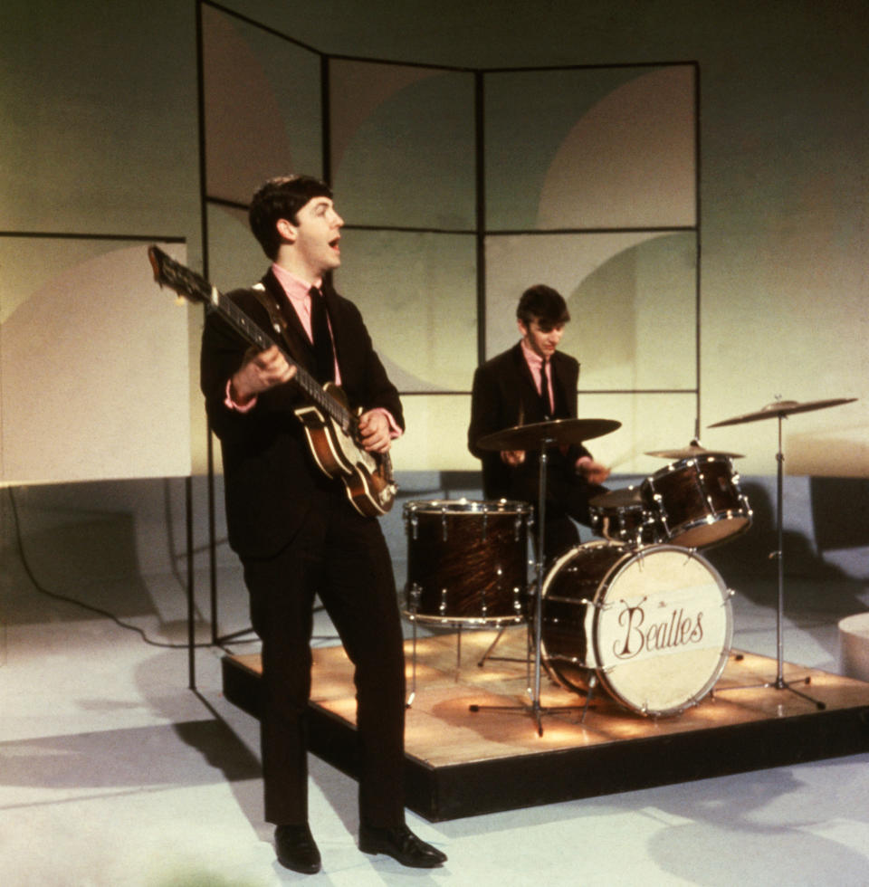 Paul McCartney y Ringo Starr en la tele, 1963.  