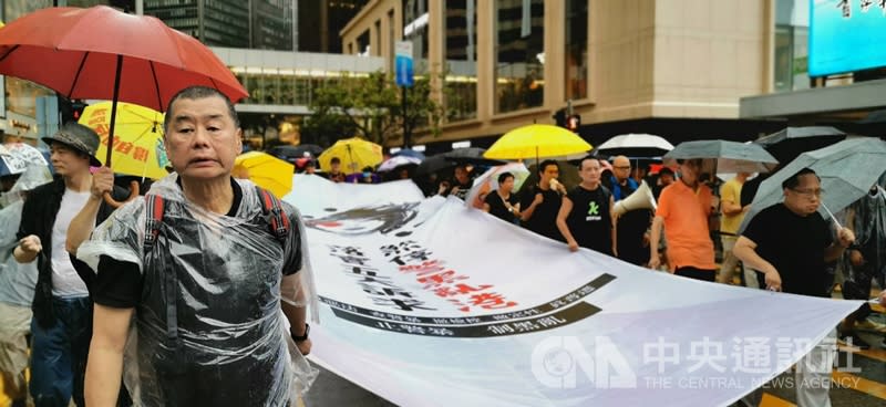 香港民間人權陣線18日下午在維多利亞公園舉行反送中集會，由於人數眾多，參加者離開會場後轉為「遊行」。圖為香港支聯會主席何俊仁（右）以及香港壹傳媒創辦人黎智英（左）和集會人群。（中央社）