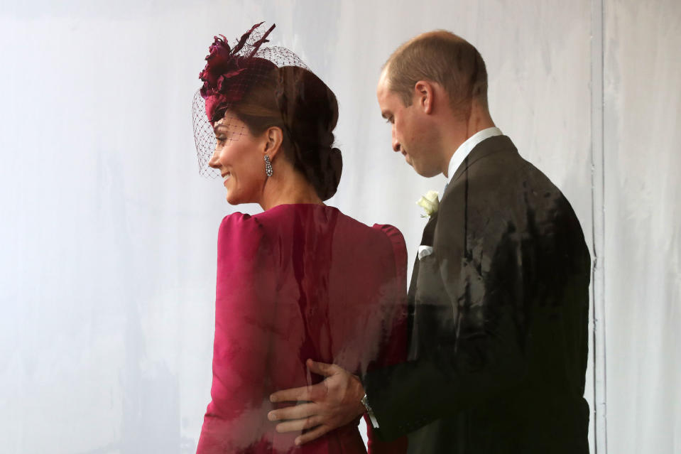 Ungewohnt offen zärtlich zeigten sich der britische Thronfolger Prinz William und seine Frau Kate bei der Hochzeit von Prinzessin Eugenie. (Bild: Gareth Fuller – WPA Pool/Getty Images)