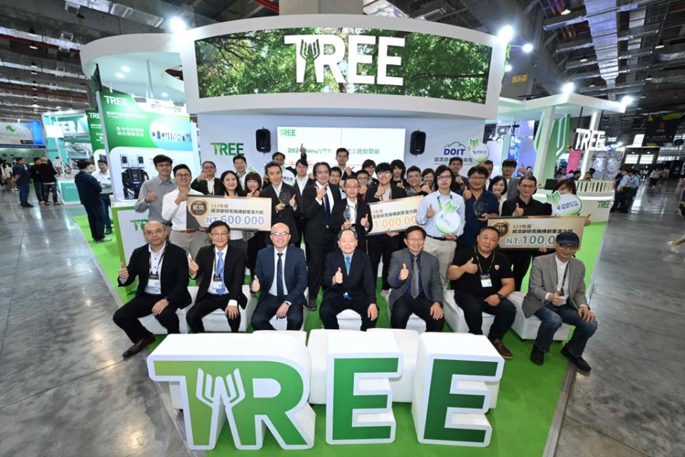 《圖說》TREE新創主題館開幕儀式並進行TREE Award研究機構創業潛力獎，與會貴賓與得獎團隊合影。（圖／工研院提供）