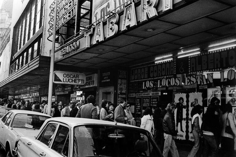 La fila de público para ingresar al Tabaris y presenciar una de las funciones de Teatro Abierto; por la noche, la sala continuaba ofreciendo un espectáculo revisteril con Jorge Corona