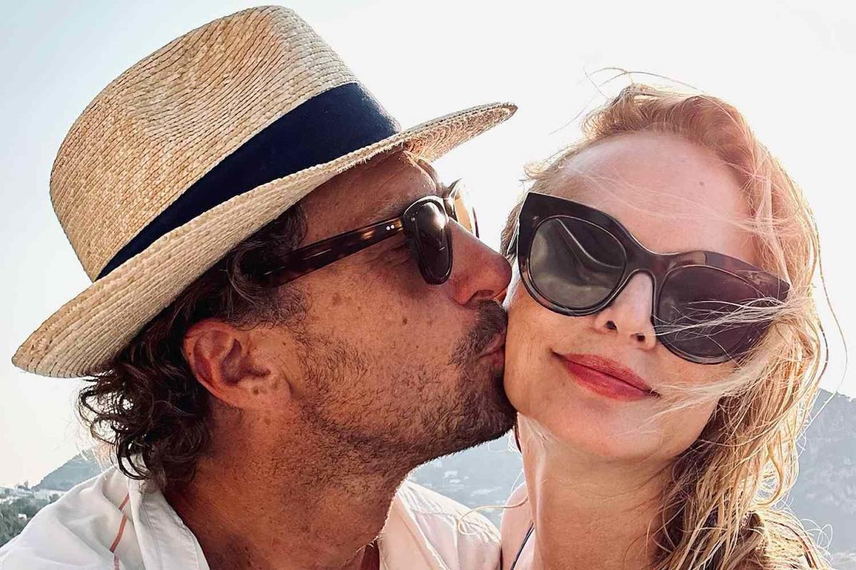 Heather Graham Shares Sun-Drenched Images of 'Italian Getaway' with John de  Neufville