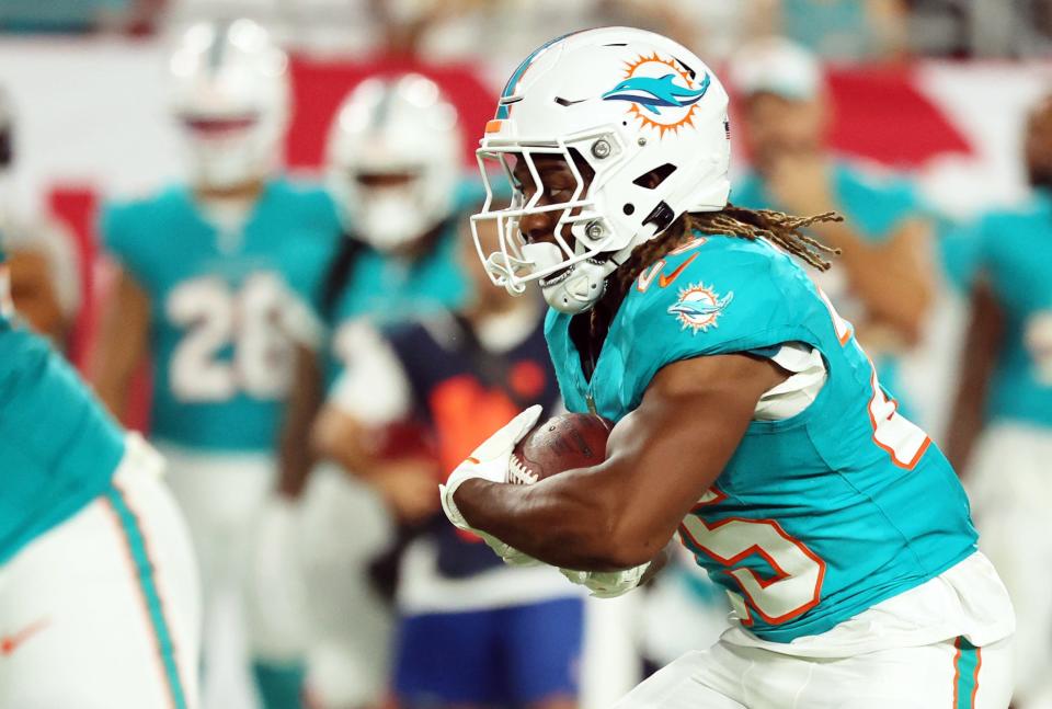 Aug 23, 2024; Tampa, Florida, USA; Miami Dolphins running back Jaylen Wright (25) runs with the ball against the Tampa Bay Buccaneers during the second quarter at Raymond James Stadium. Mandatory Credit: Kim Klement Neitzel-USA TODAY Sports