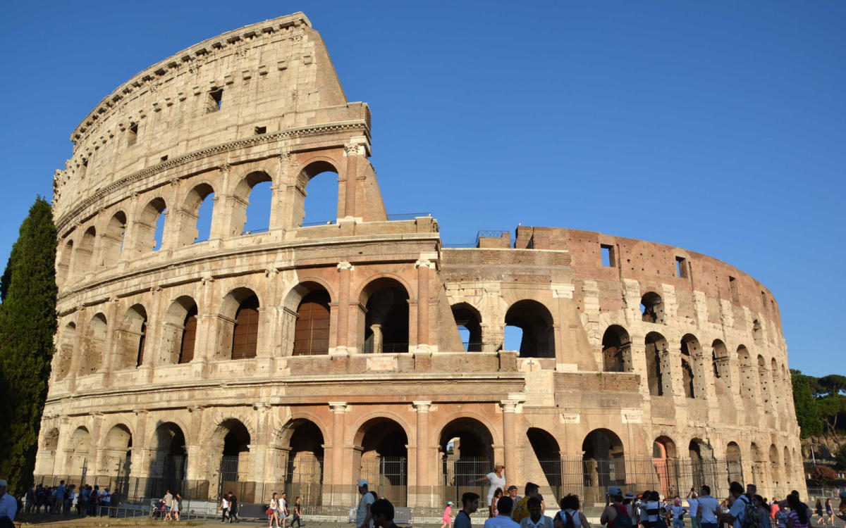 tourist carves name in colosseum wall