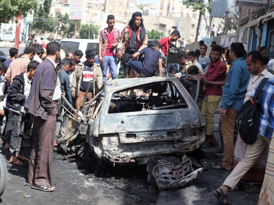 FILE PHOTO: Onlookers gather around a car torched by an explosion in the war-torn southwestern city of Taiz, Yemen, January 22, 2019. REUTERS/Anees Mahyoub/File Photo