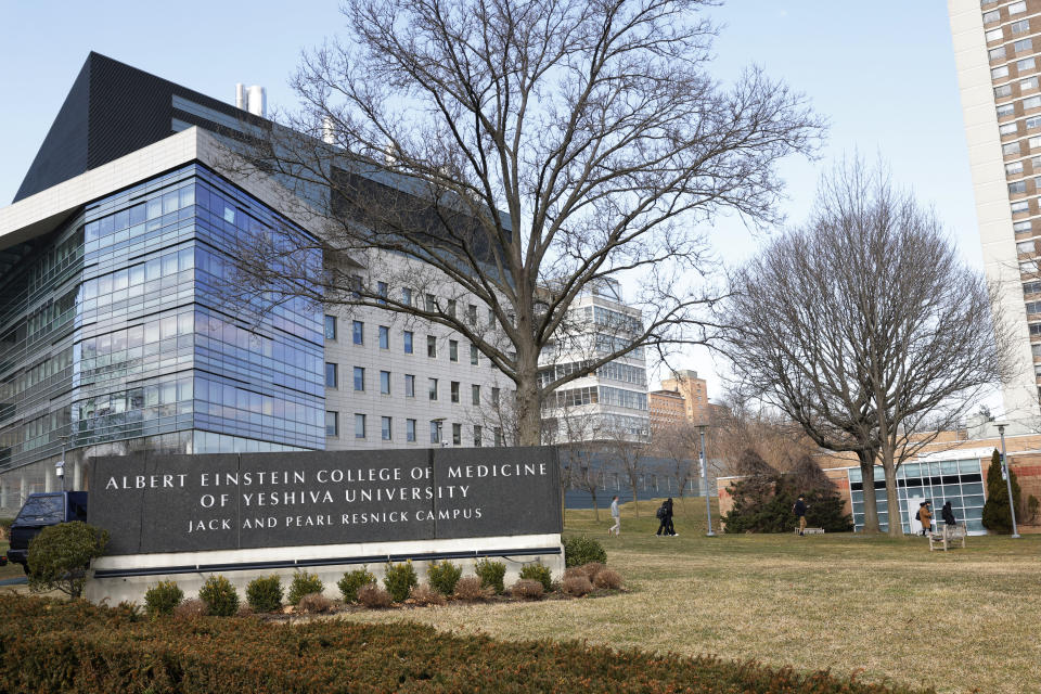 La Facultad de Medicina Albert Einstein se ve el 26 de febrero de 2024 en el barrio de Morris Park, en el distrito neoyorquino del Bronx. La Dra. Ruth Gottesman, antigua profesora de la Einstein y viuda del financiero de Wall Street David Gottesman, anunció una donación de 1.000 millones de dólares a la facultad, dinero que se utilizará para cubrir la matrícula de todos los estudiantes en adelante. Se trata de una de las mayores donaciones a una institución educativa en Estados Unidos. (Foto de Michael M. Santiago/Getty Images)