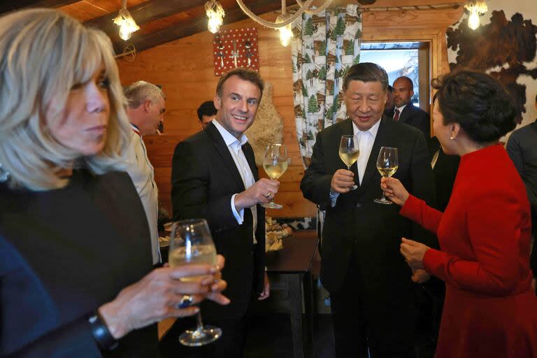 El presidente chino Xi Jinping y su esposa Peng Liyuan (disfrutan de una bebida con el presidente francés Emmanuel Macron y su esposa Brigitte Macron en un restaurante en el paso del Tourmalet, en los Pirineos, como parte de su visita de estado de dos días a Francia, el 7 de mayo de 2024 (Photo by Aurelien Morissard / POOL / AFP)