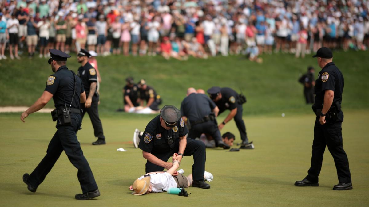 Protesters disrupt Travelers final round with last group on 18 green