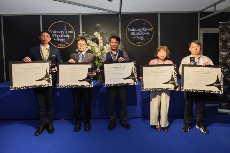 巴黎第123屆世界發明展特別為台灣代表團頒獎現場，中間為張登科董事長。（圖/匯芯科技提供）