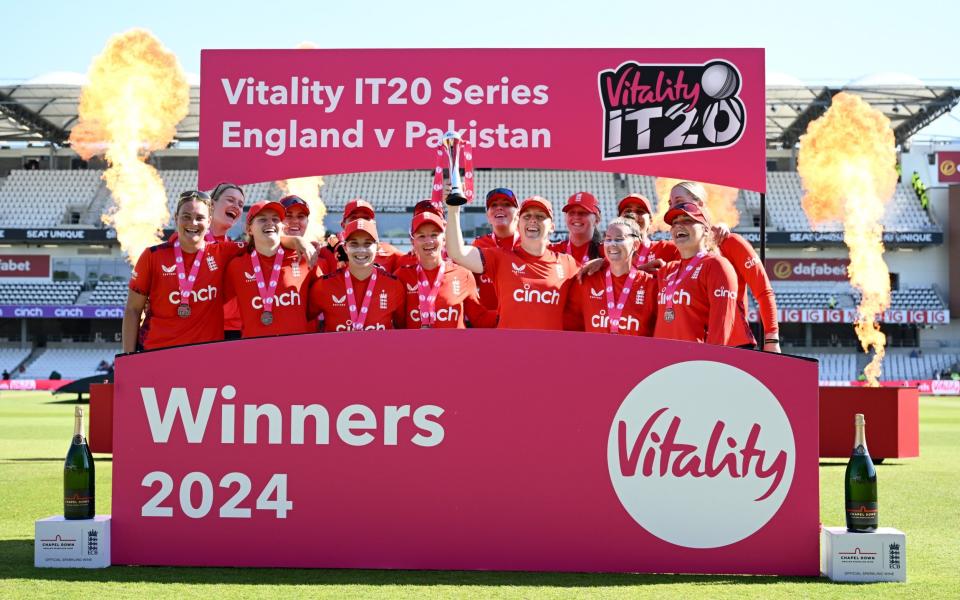 England celebrate with the trophy after winning the series against Pakistan