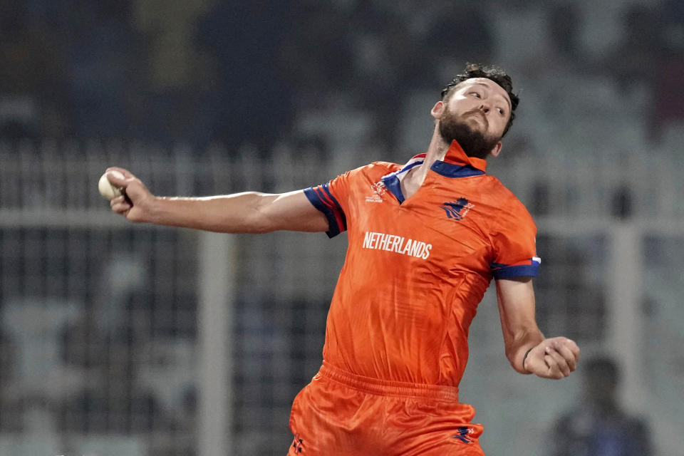 Netherlands' Paul van Meekeren bowls a delivery during the ICC Men's Cricket World Cup match between Bangladesh and Netherlands in Kolkata, India, Saturday, Oct. 28, 2023. (AP Photo/Bikas Das)