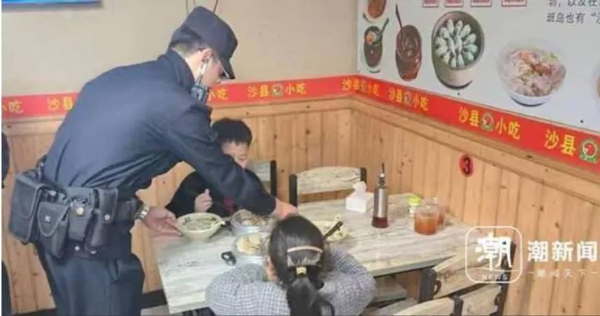 中國一名警察接到一通來自小朋友的求助電話，表示爸爸一天沒回家了，他和妹妹一天沒吃飯，肚子好餓。（圖／翻攝《潮新聞》）