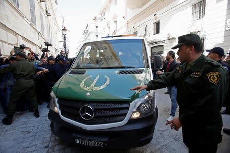 Media and police surround a convoy of police vehicles as businessmen suspected of corruption are driven to court in Algiers, Algeria April 23, 2019. REUTERS/Ramzi Boudina