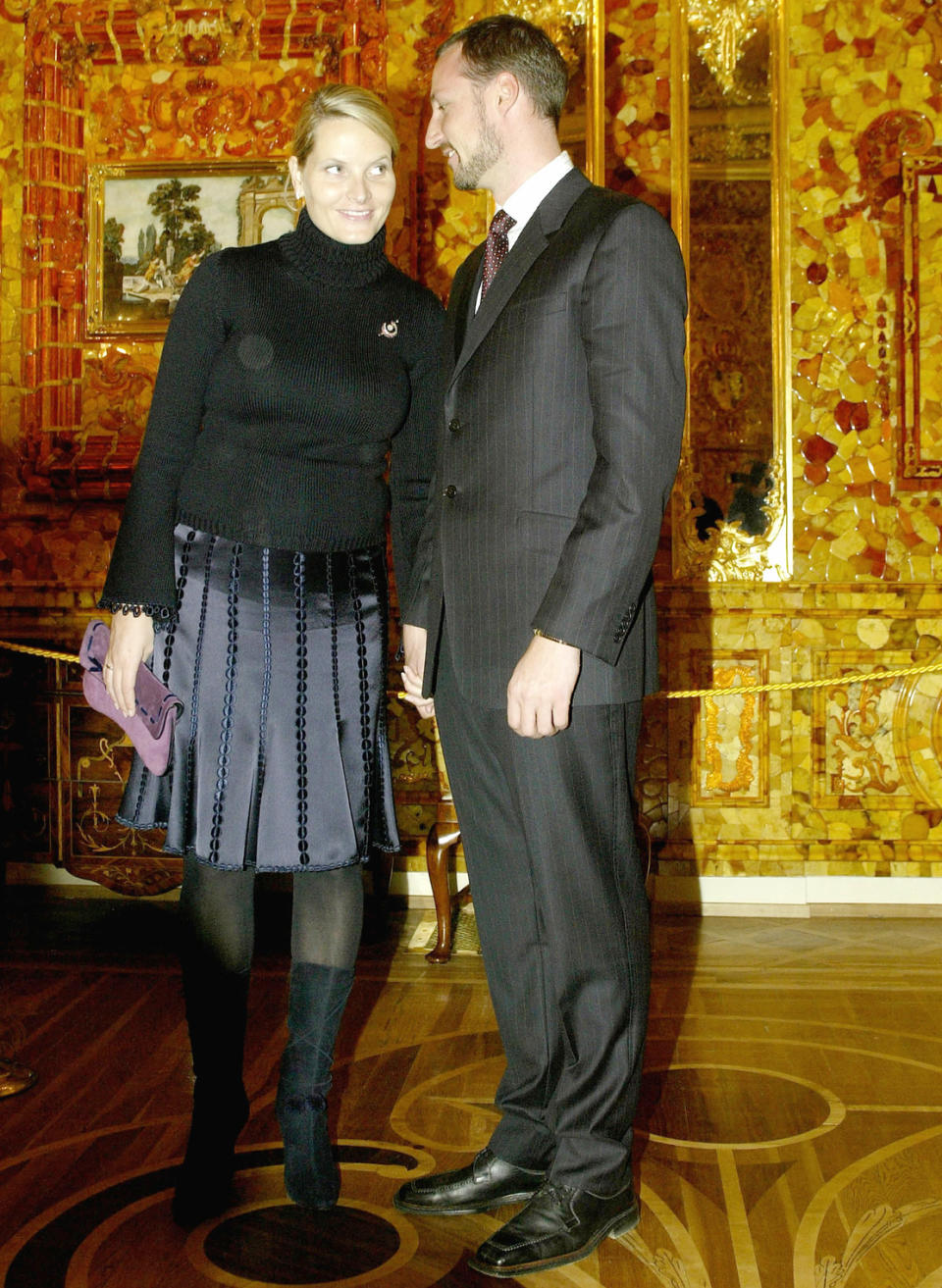 Ein schwarzer, engsitzender Rollkragenpullover und blickdichte Strumpfhosen – 2003 besuchte Prinz Haakon mit seiner Frau das Bernsteinzimmer in Russland. Dem reich verzierten Raum konnte die blonde Prinzessin allerdings nicht die Show stehlen.