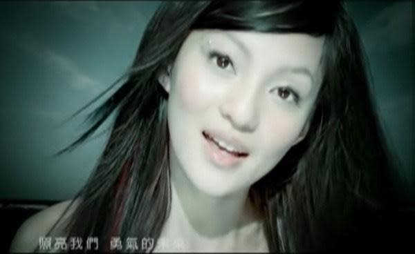 張韶涵重演〈歐若拉〉MV，再次穿上白色蕾絲禮服。（翻攝自微博）