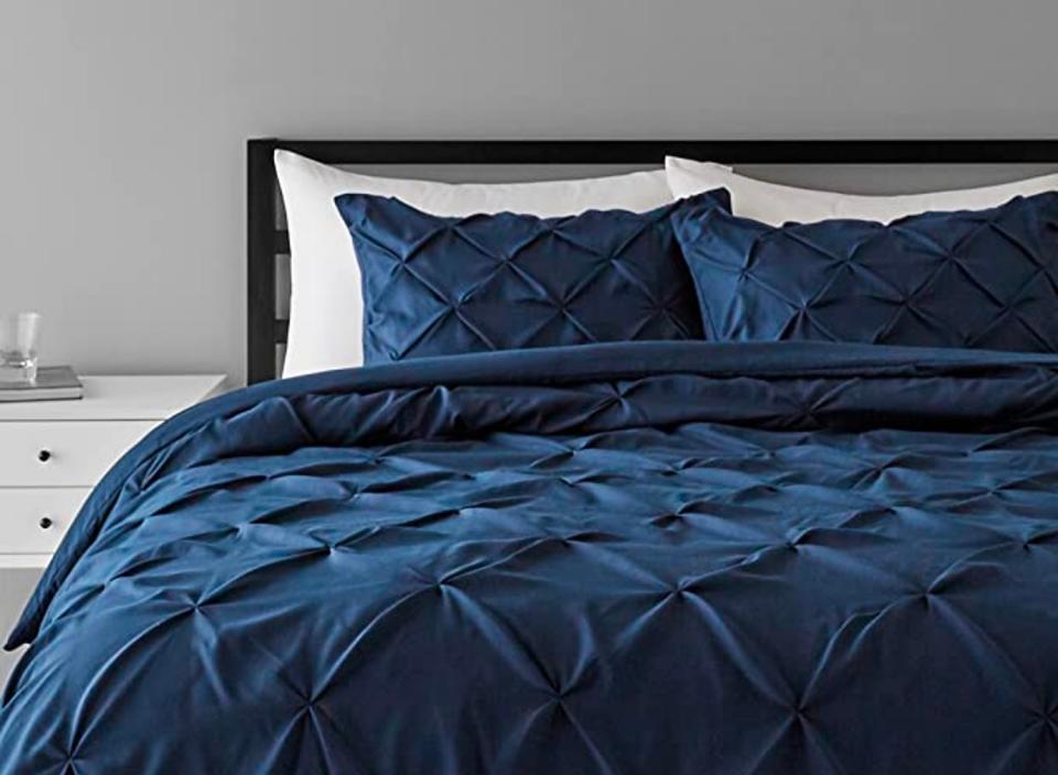 Is it time to refresh your bedding? This is the set for you. (Source: Amazon)