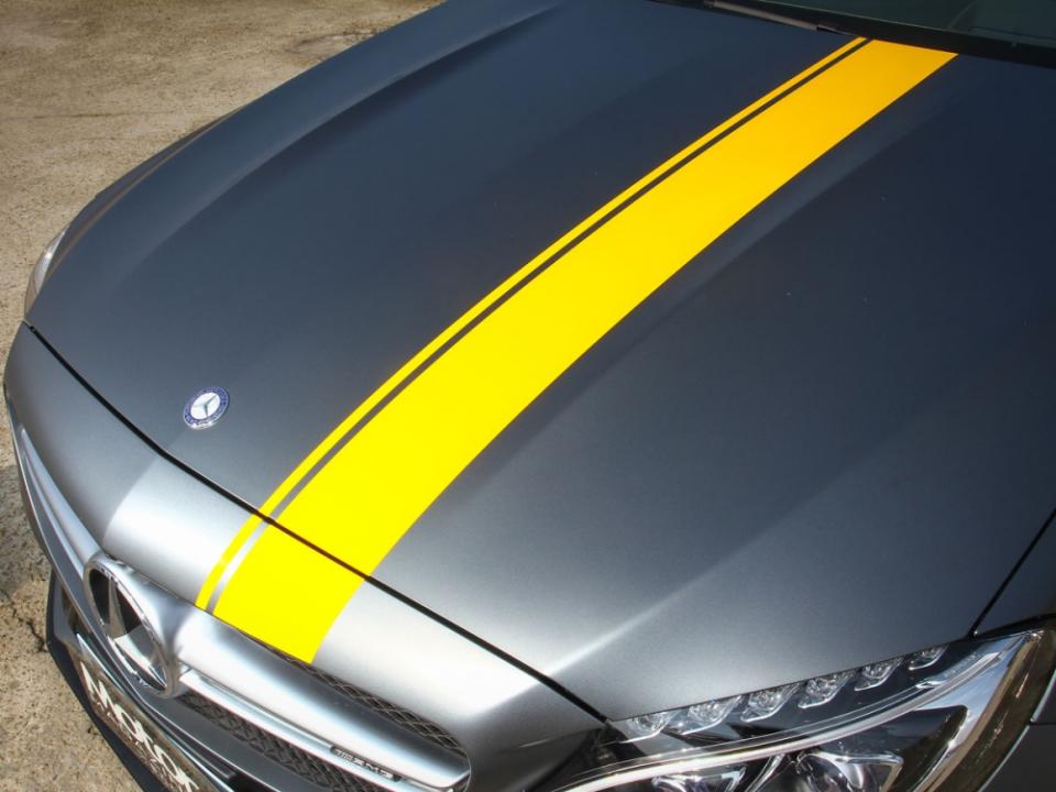 Edtion 1特殊塗裝，專屬賽車黃色貼飾貫穿頭尾。