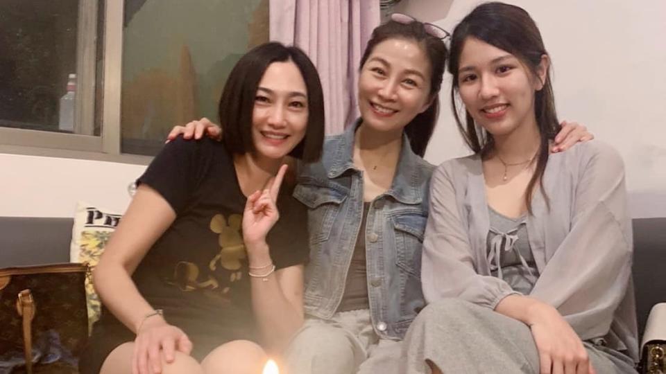 <strong>方文琳（中）與大女兒于齊優（右）以及于冠華妻子（左）合照。（圖／翻攝自方文琳 臉書）</strong>