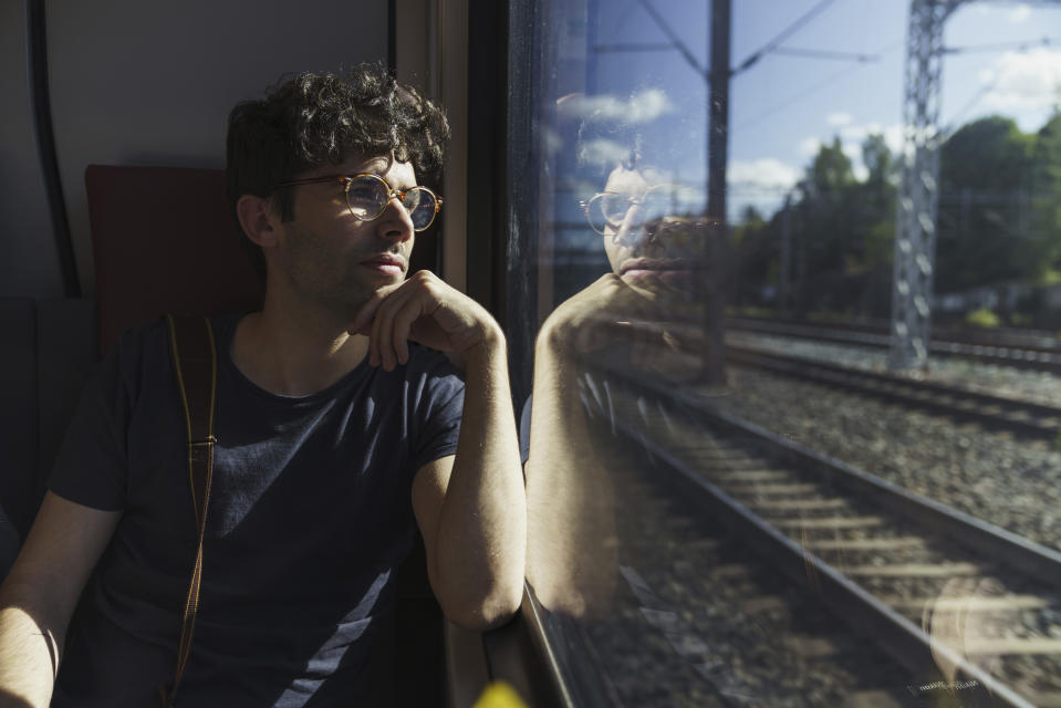 Aus dem Fenster zu schauen und in Fahrtrichtung zu sitzen kann schon gegen Reiseübelkeit helfen. (Symbolbild: Getty)