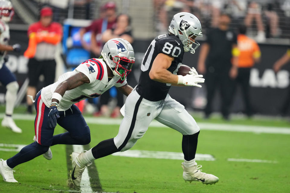 LAS VEGAS, NEVADA – AUGUST 26: Tight end Jesper Horsted #80 of the Las Vegas Raiders runs with the ball against the New England Patriots during the first half of a preseason game at Allegiant Stadium on August 26, 2022 in Las Vegas, Nevada. (Photo by Chris Unger/Getty Images)