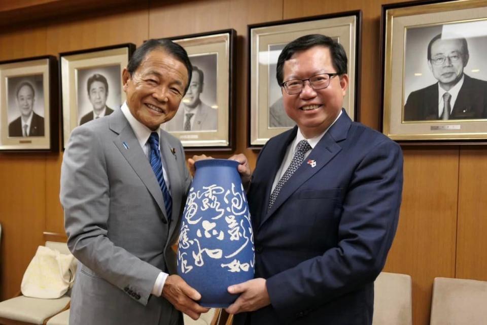 行政院副院長鄭文燦(右)拜會自民黨副總裁麻生太郎(左)。翻攝鄭文燦臉書