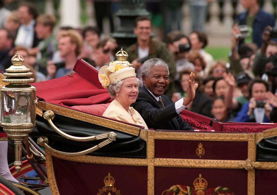 LONDON, UNITED KINGDOM - JULY 09: The Queen With President Nelson Mandela Of South Africa In The Mall At The Beginning Of His State Visit To Britain (Photo by Tim Graham Photo Library via Getty Images)