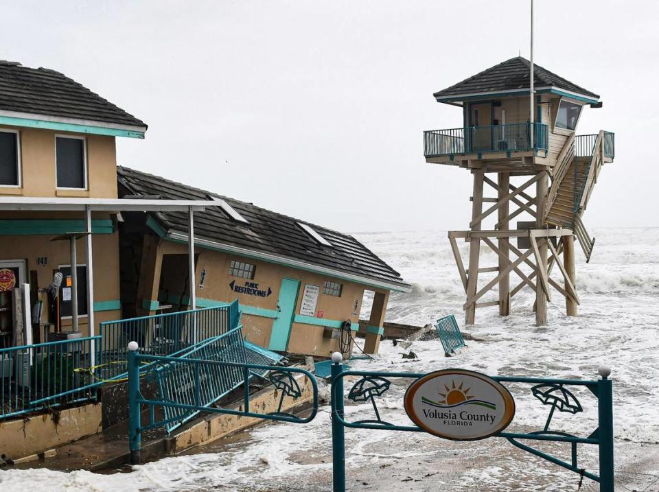 Las olas se estrellaban cerca de un edificio dañado y de una torre de salvamento en Daytona Beach Shores, Florida, cuando el huracán Nicole se acercaba a la costa de la Florida.