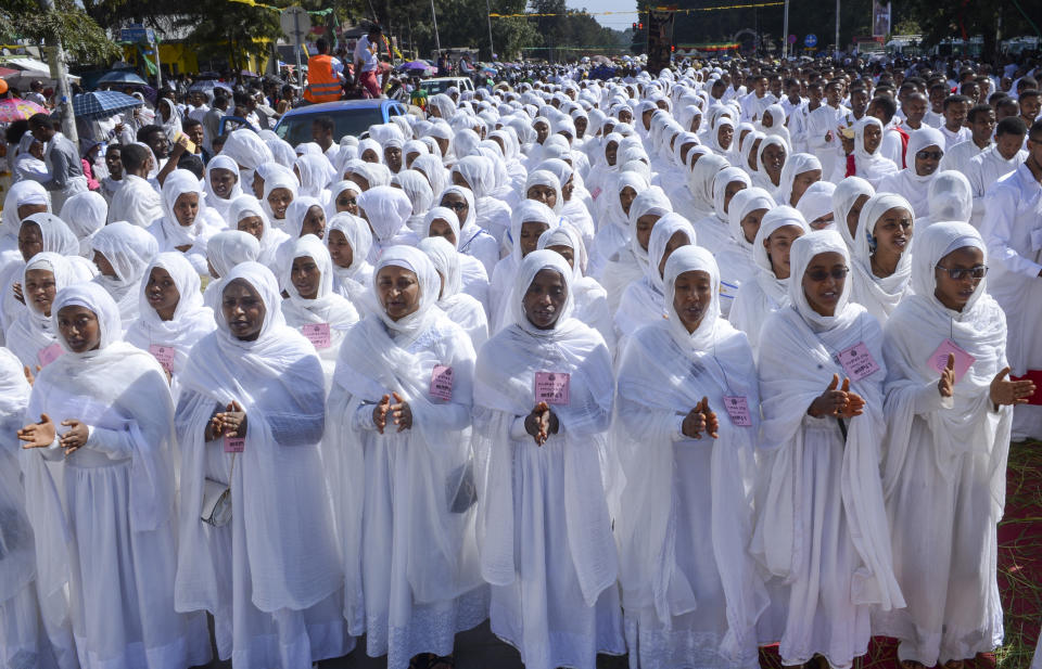 Cristianos de la Iglesia Etíope Ortodoxa celebran el primer día de la fiesta Timkat, o Epifanía, en la capital Adís Abeba, Etiopía, el domingo 19 de enero de 2020. (AP Foto)