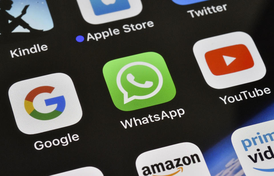 La estafa de ‘Saludos de WhatsApp’ en la que no debes caer (AP Photo/Martin Meissner)