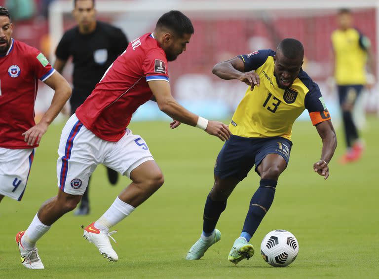 El chileno Paulo Díaz, a la izquierda, y el ecuatoriano Enner Valencia disputan la pelota durante en el partido correspondiente a las eliminatorias sudamericanas en el que igualaron 0 a 0