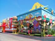 Este local de McDonald's de Dallas, en Texas, tiene forma de una caja gigante de Happy Meal. (Foto: Twitter / <a href="http://twitter.com/defendpoppunk10/status/1259123623098494976?s=20" rel="nofollow noopener" target="_blank" data-ylk="slk:@defendpoppunk10;elm:context_link;itc:0;sec:content-canvas" class="link ">@defendpoppunk10</a>).