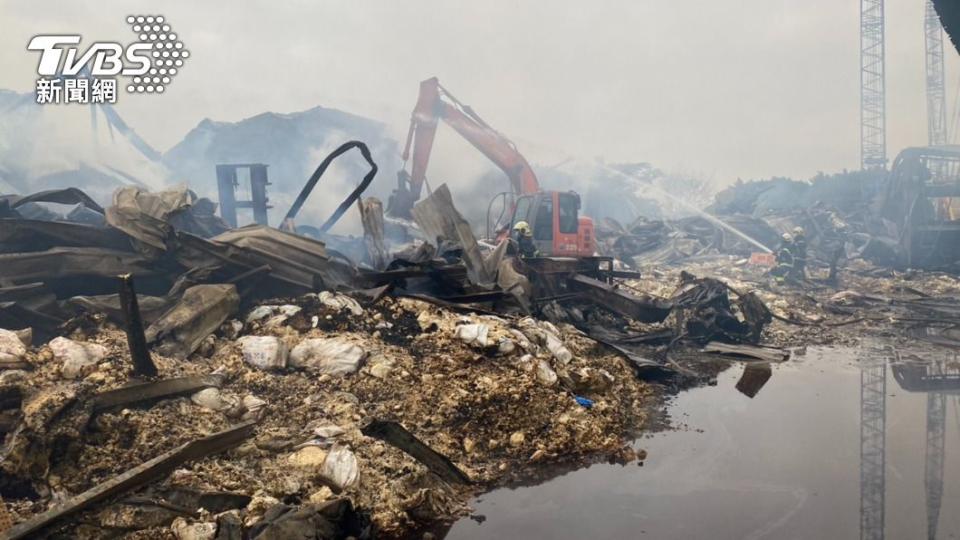 新北泰山區昨日發生大火，總共燒毀31棟鐵皮工廠。（圖／TVBS）