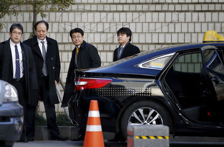 Former Seoul bureau chief of Japan's Sankei Shimbun newspaper, Tatsuya Kato (3rd L), arrives at the Seoul Central District Court in Seoul, South Korea, December 17, 2015. REUTERS/Kim Hong-Ji